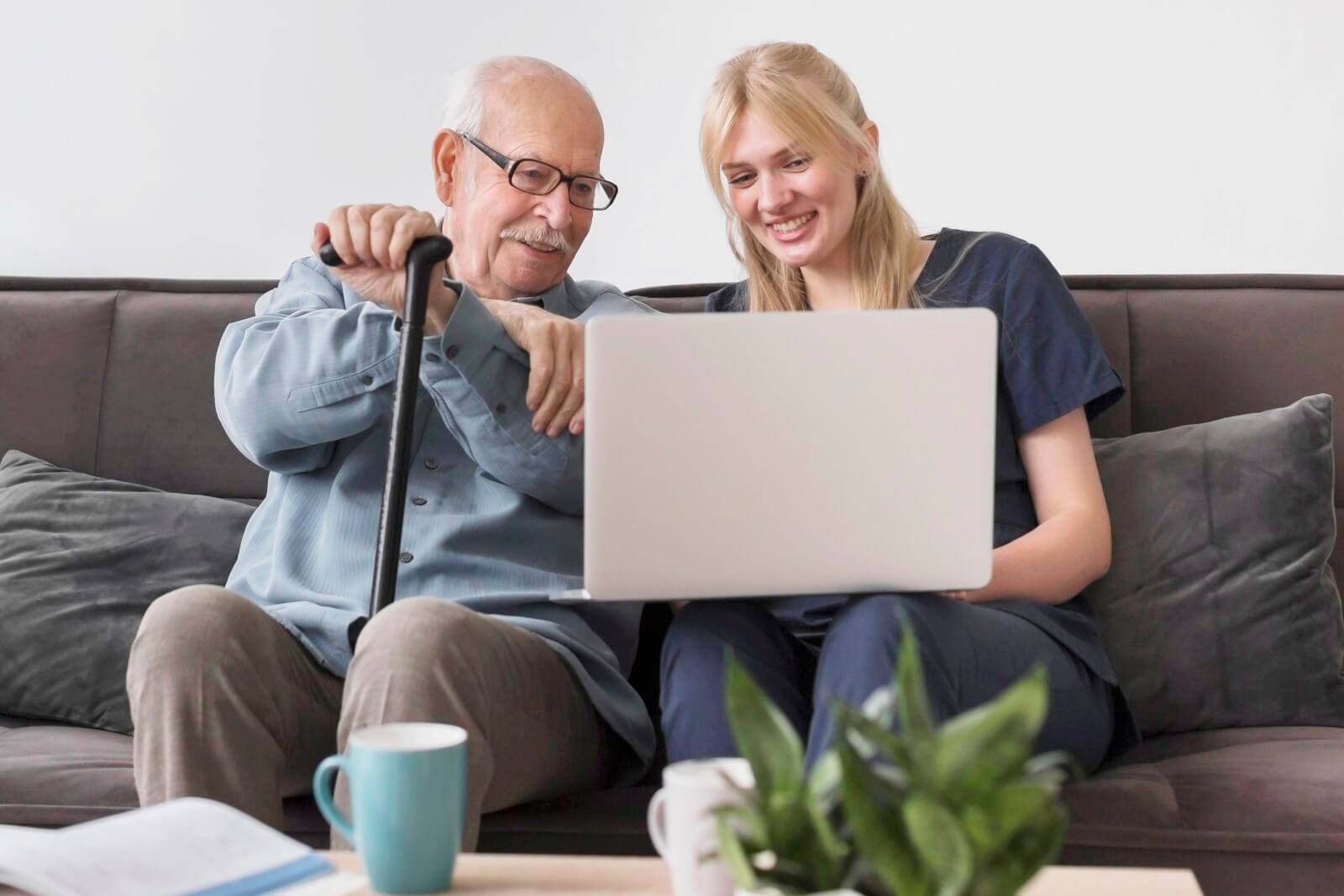 smiley-alter-mann-und-krankenschwester-mit-laptop-1